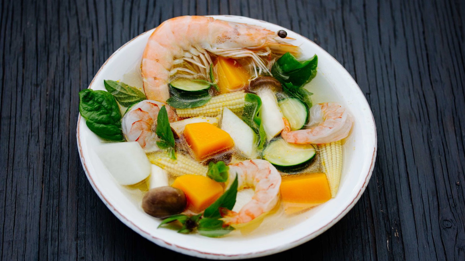 Image of Scharfe Gemüsesuppe mit Garnelen und Thai-Basilikum - Kaeng Liang