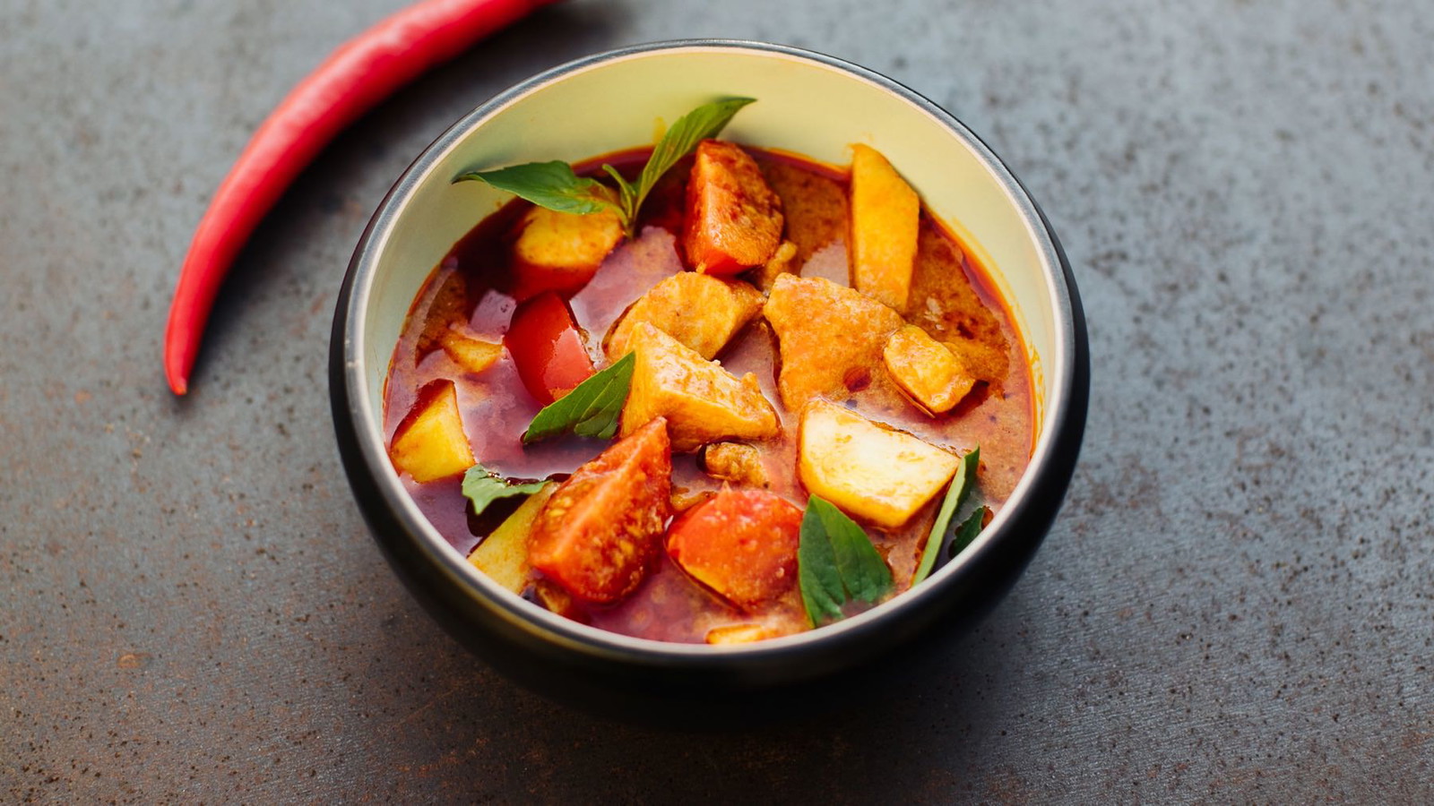 Image of Rotes Thai Curry mit Huhn, Ananas und Tomate
