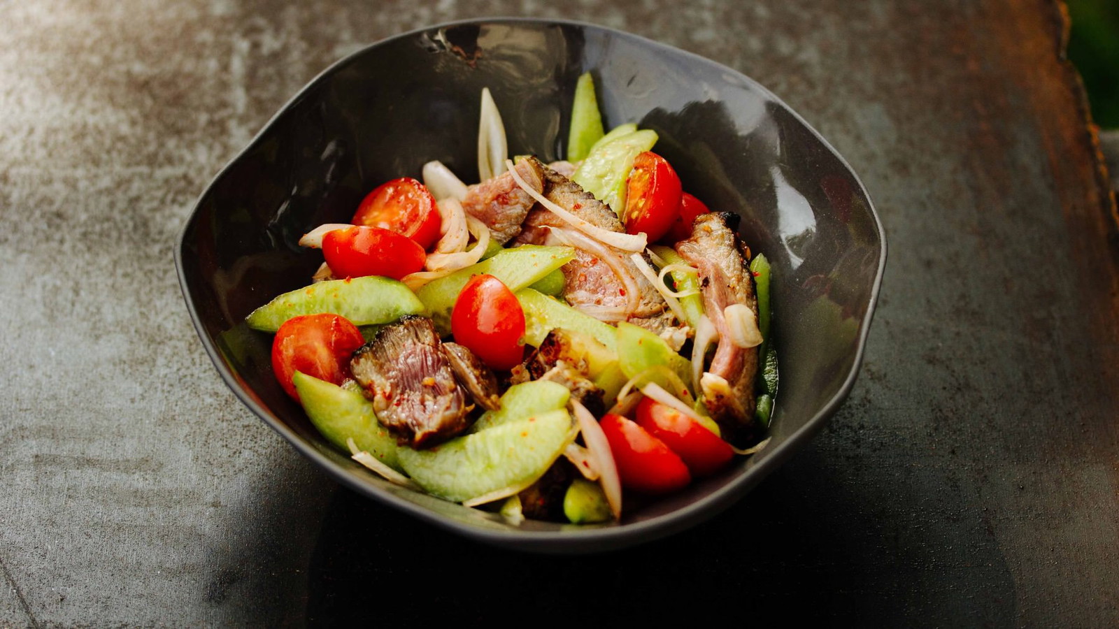 Image of Scharfer Thai-Rindersalat mit gegrilltem Steak - Yam Nuea Yang