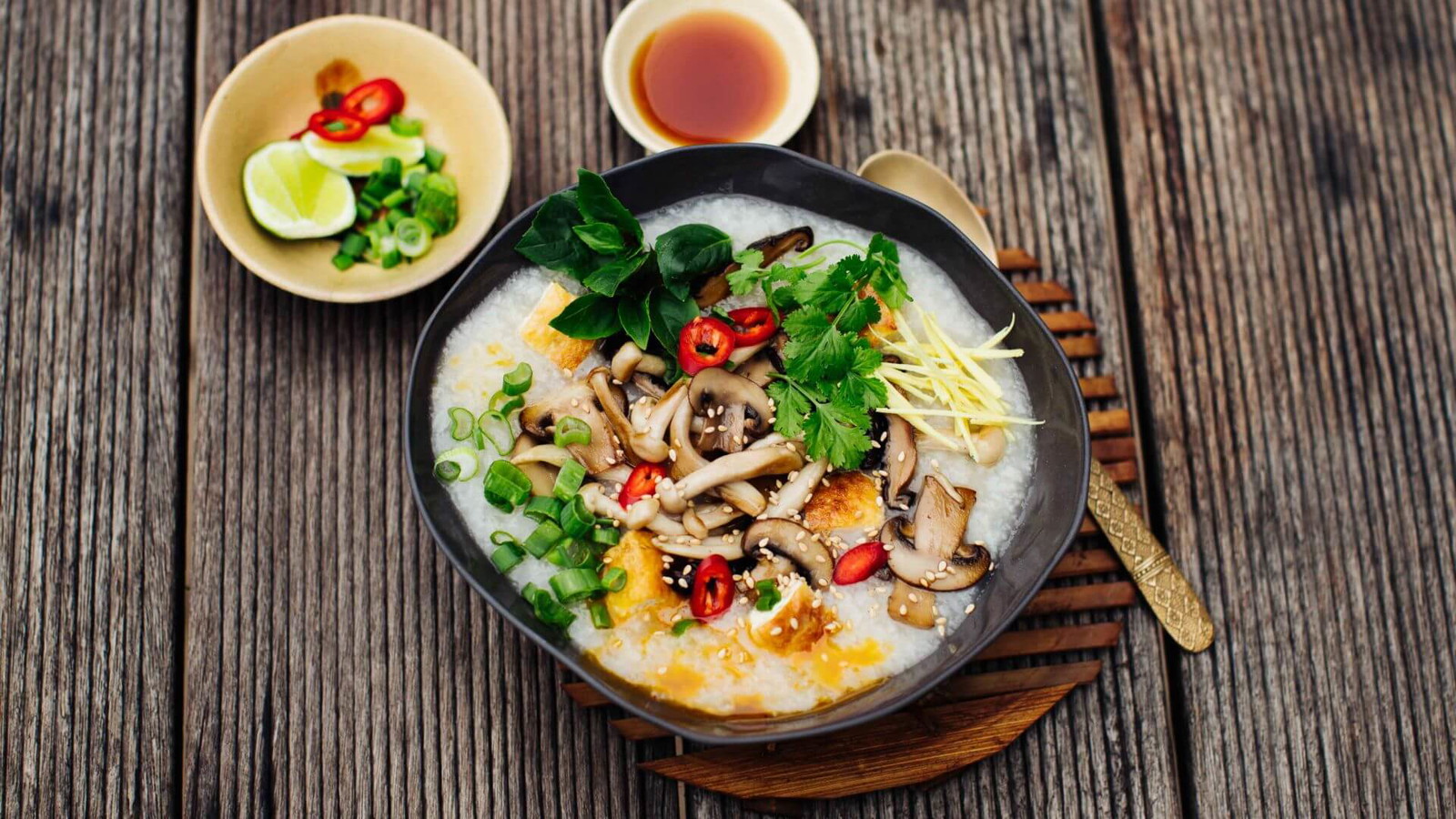 Image of Congee – Reissuppe mit knusprigem Tofu, Pilzen und Ingwer