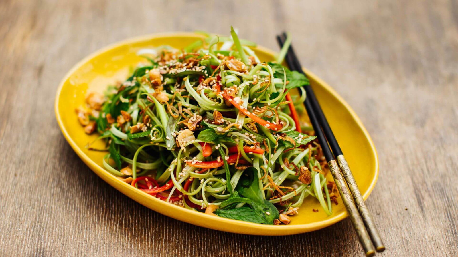 Image of Wasserspinat-Salat mit Sesam und Erdnüssen