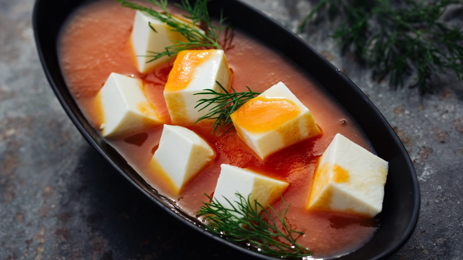Image of Tomatensuppe mit Tofu und frischem Dill