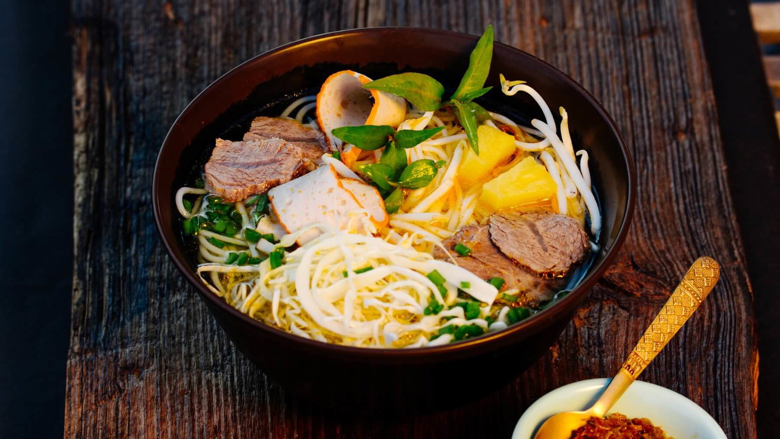 Image of Rindfleisch Nudelsuppe - Bun Bo Hue