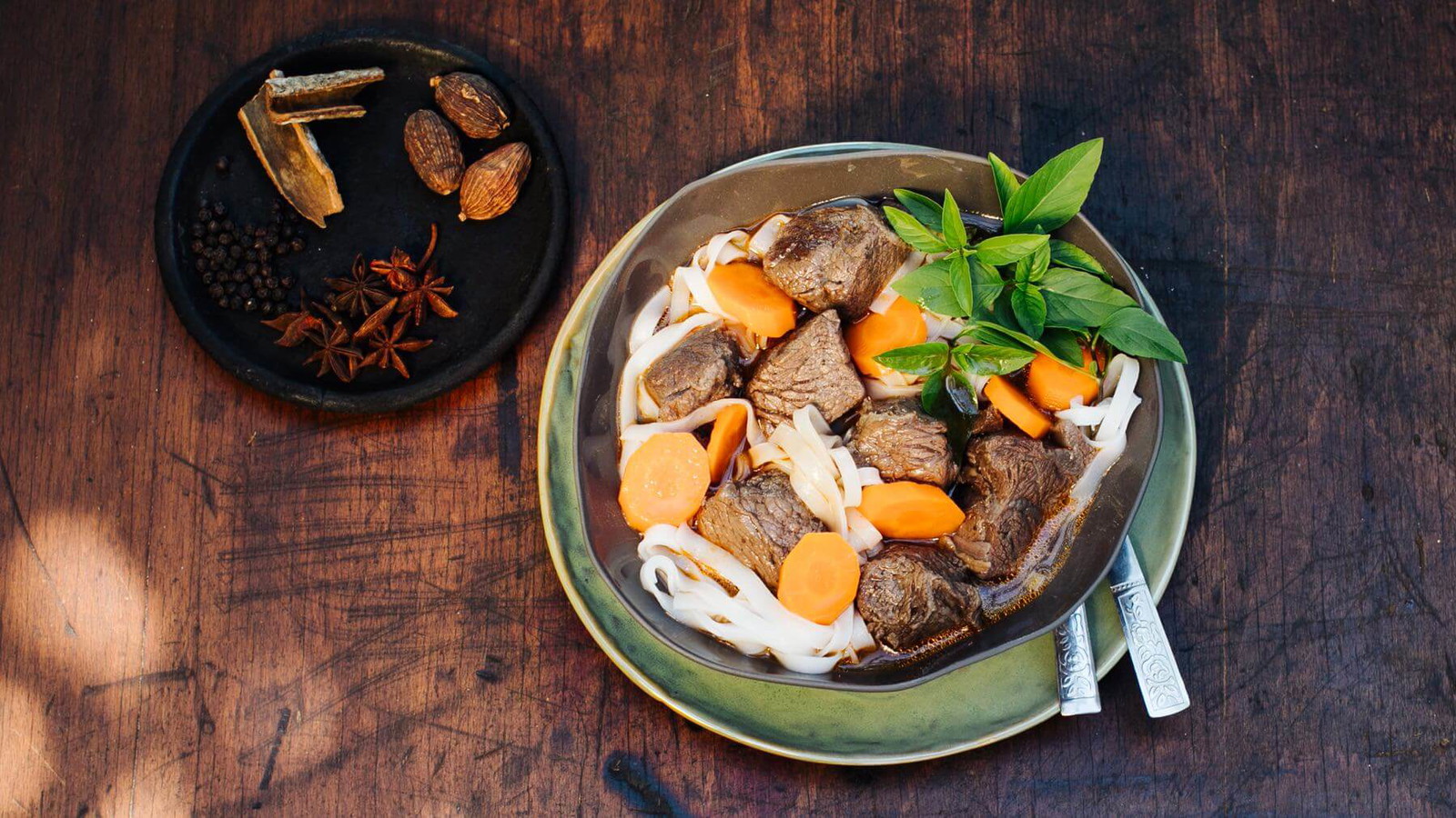 Image of Geschmortes Rindfleisch mit Reisbandnudeln und Schwarzem Kardamom