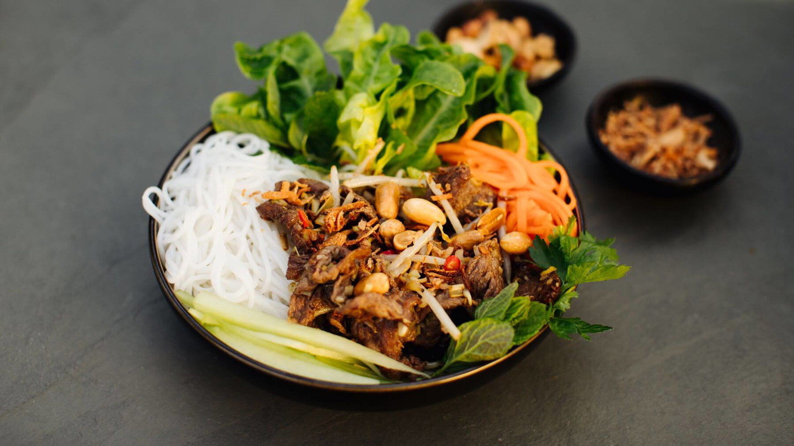 Image of Bun Bo Nam Bo - Vietnamesischer Salat mit Rindfleisch