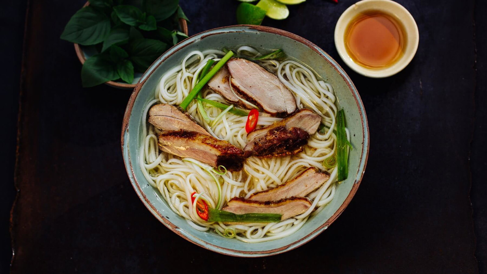 Image of Vietnamesische Nudelsuppe mit Ente