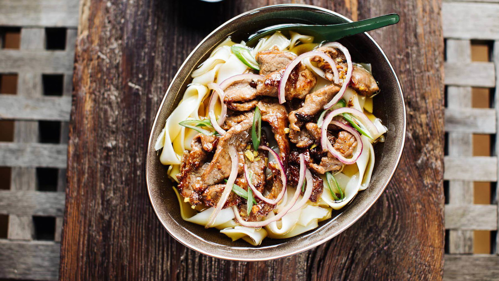 Image of Vietnamesische Reisnudelsuppe mit Rindfleisch aus dem Wok