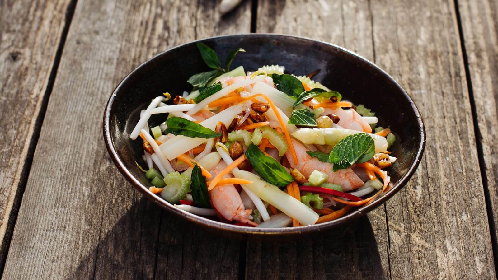 Image of Vietnamesischer Salat mit Spargel und Garnelen