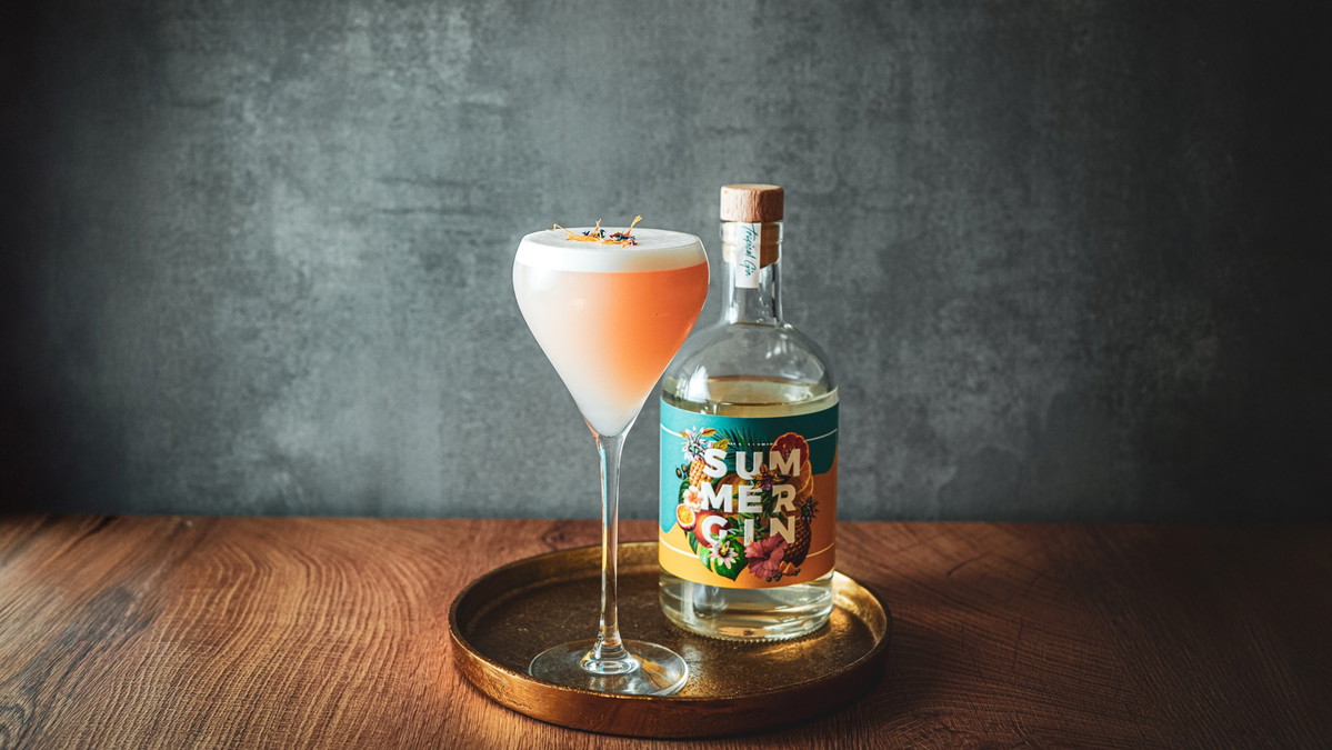 cocktail mit rosenlikör