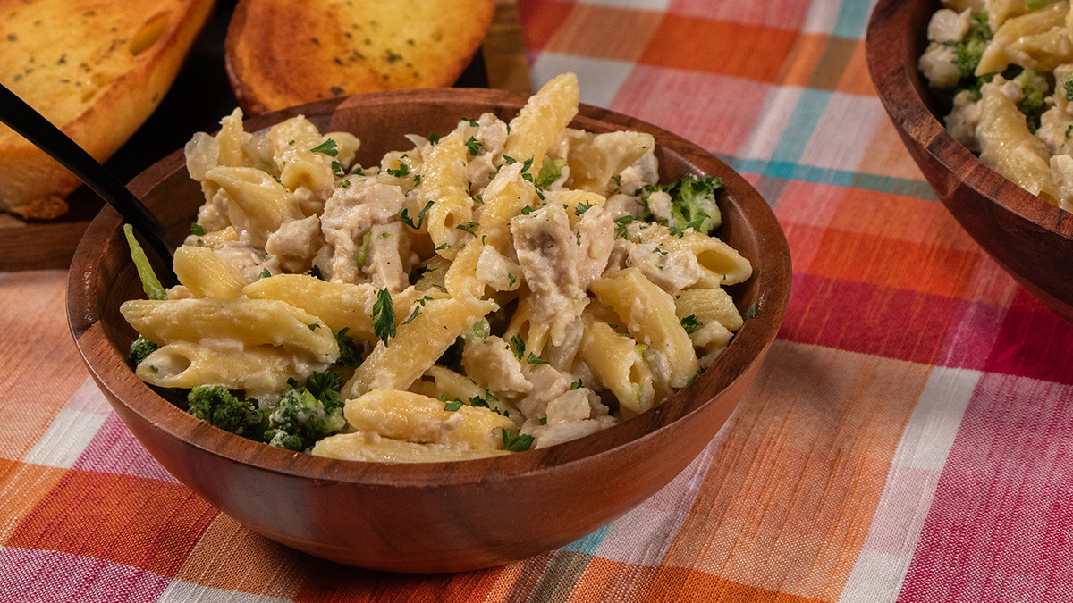 Deliciously Creamy Chicken Penne Alfredo with Broccoli