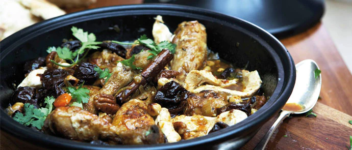 Tajine de cordeiro com ameixas secas e amêndoas