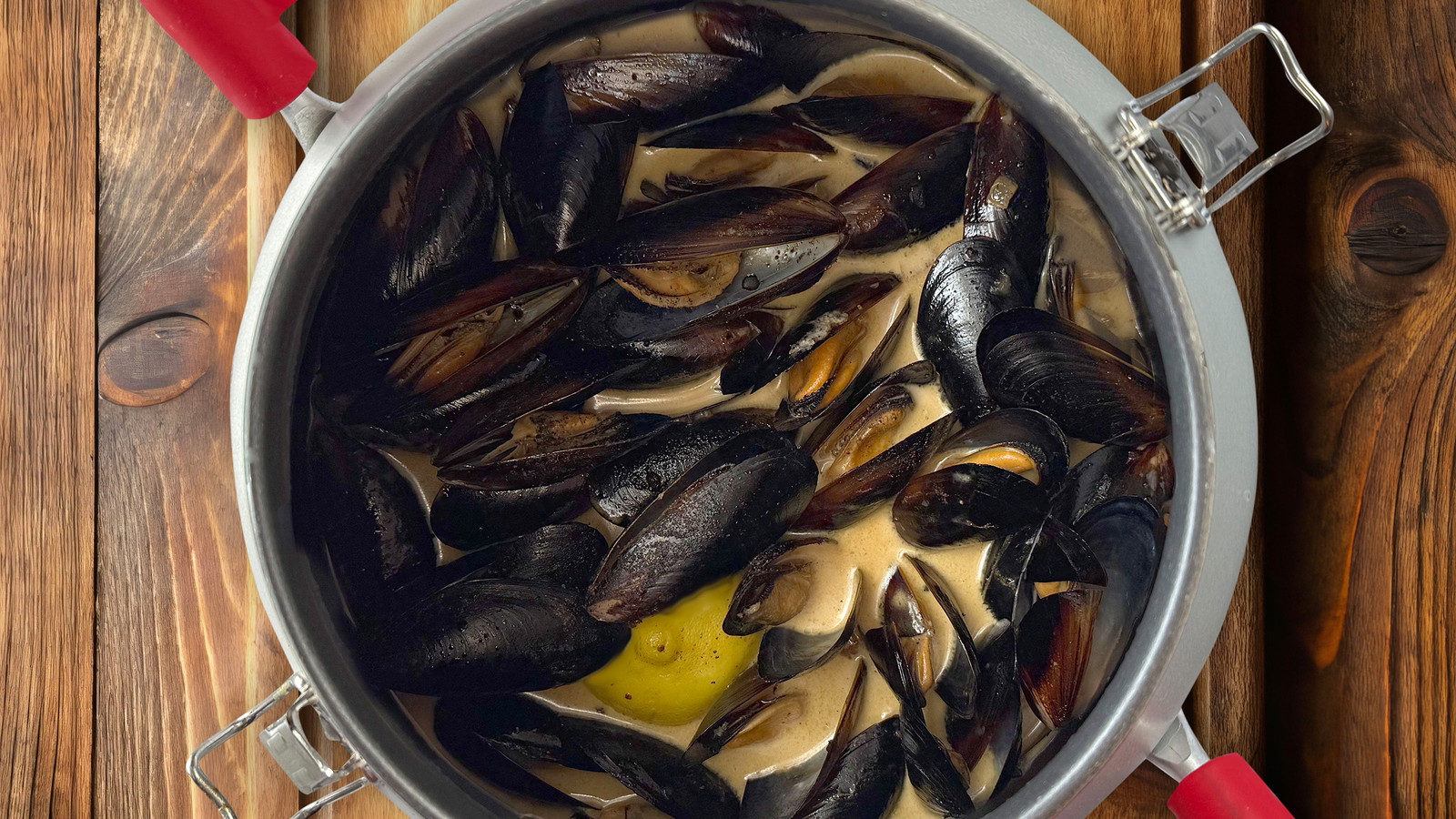 Image of Mussels with Creamy White Wine Garlic Sauce