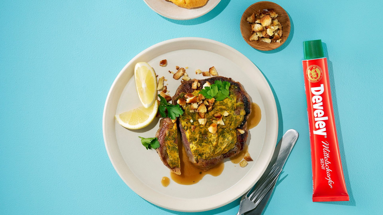 Gebratenes Schweinenackensteak mit Petersilien-Senf und knusprigen Brezenbröseln