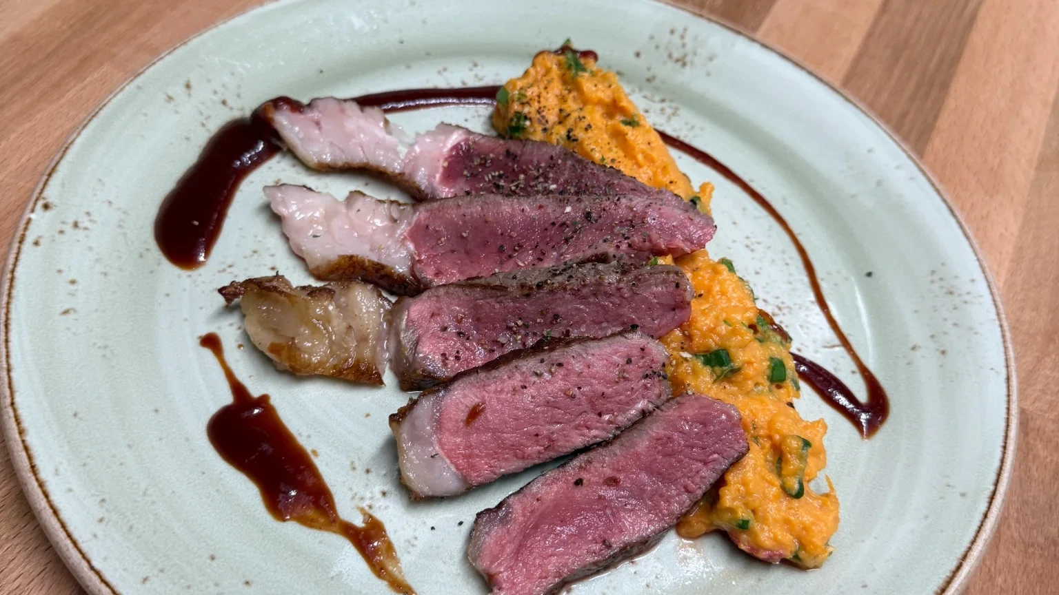 Image of Rib Eye am Knochen mit Süßkartoffelstampf und Barbecuesauce