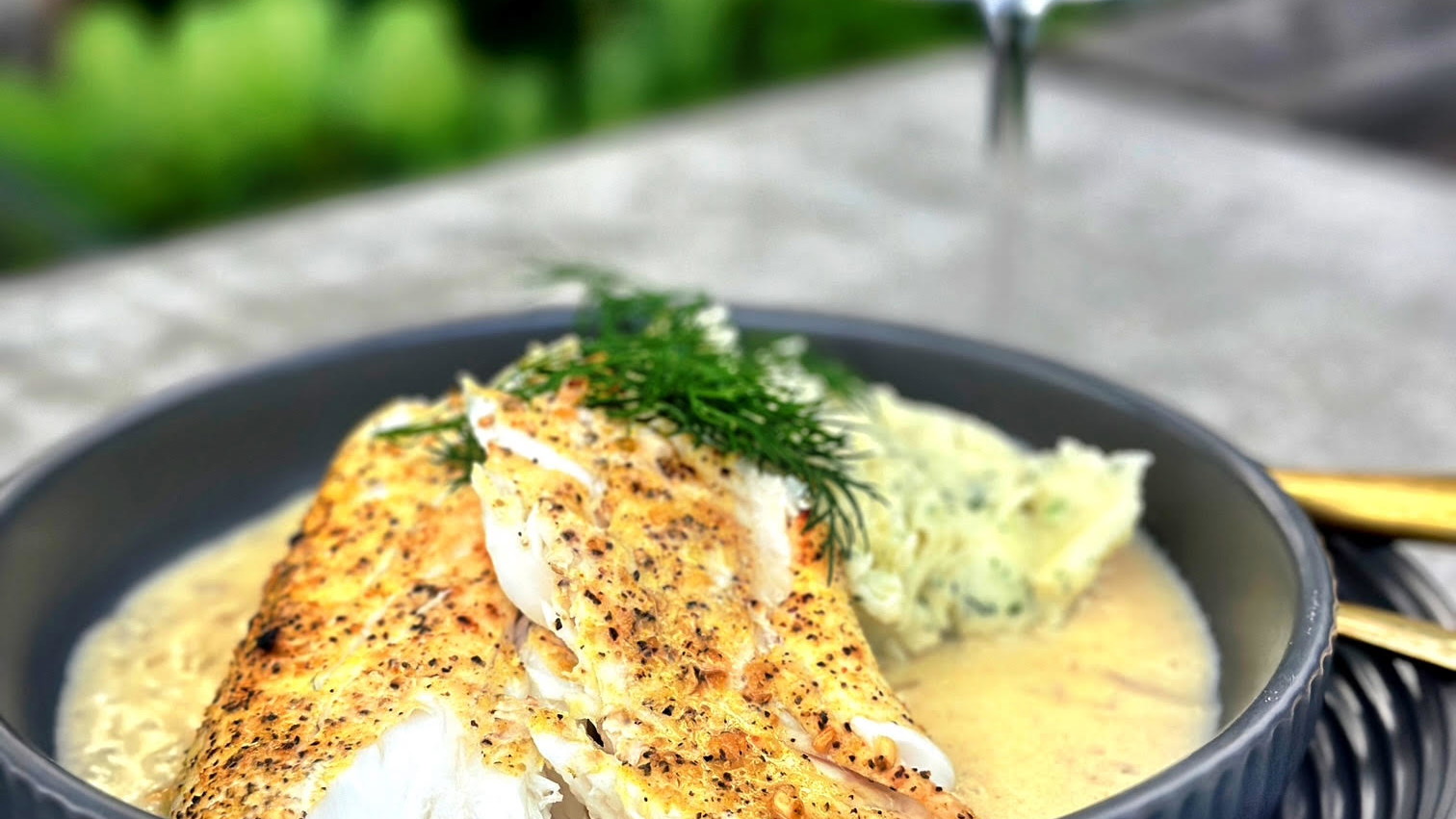 Image of Grillad gäddfilé, dillpotatismos med vitvinssås.