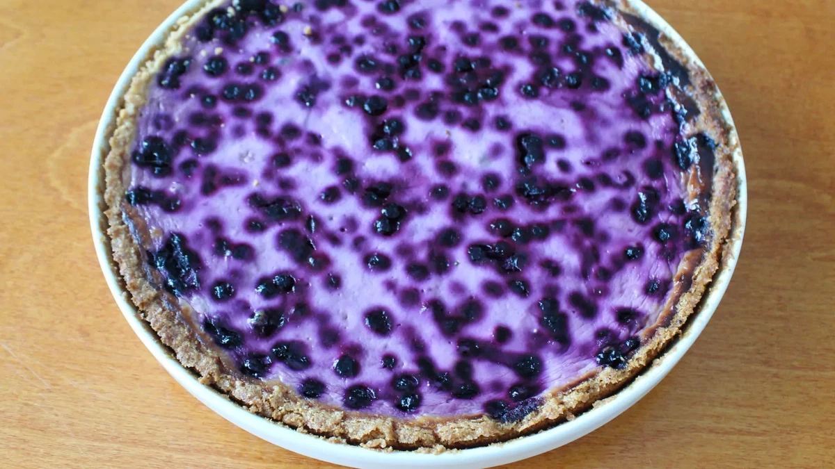 Finnish bilberry yogurt pie