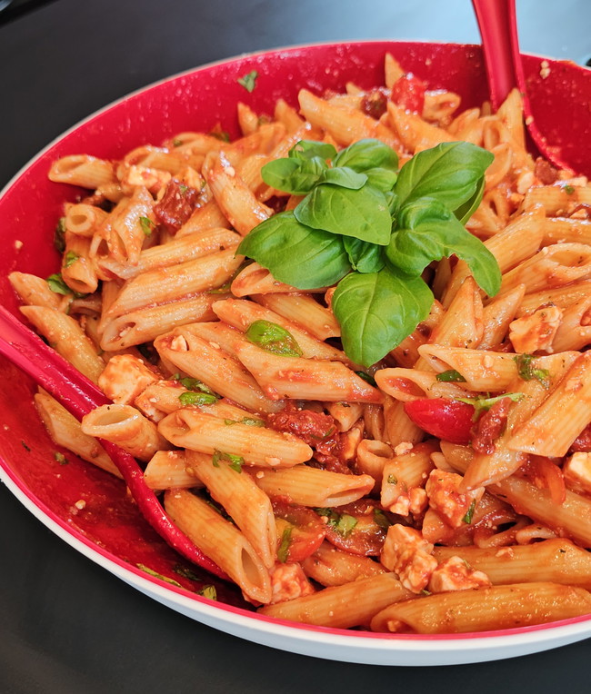 Image of Mediterraner Nudelsalat mit Tomatendressing