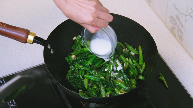 Image of Quickly combine 1 tsp of cornstarch with 1.5 tbsp of water and mix until no lumps. Pour it into the wok and toss well. Serve as a side dish.