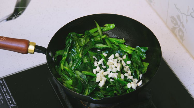Image of Turn the heat to medium and preheat the wok for...