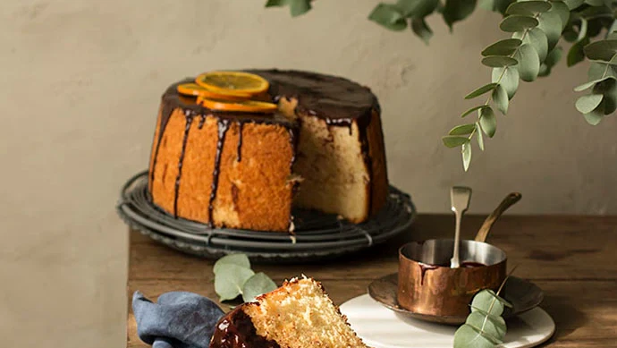 Image of Orange chiffon cake con glaseado de chocolate y naranjas confitadas