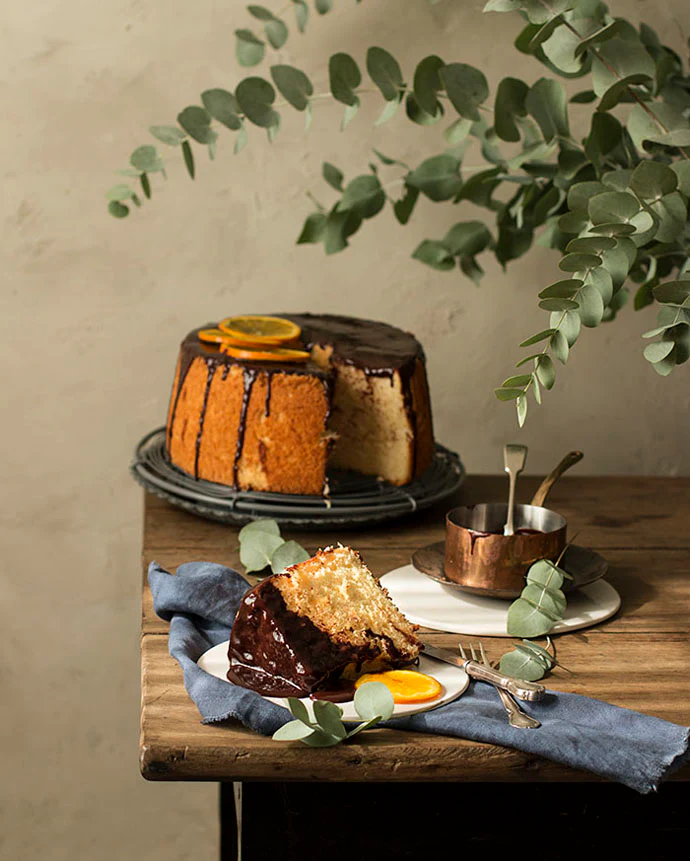 Orange chiffon cake con glaseado de chocolate y naranjas confitadas