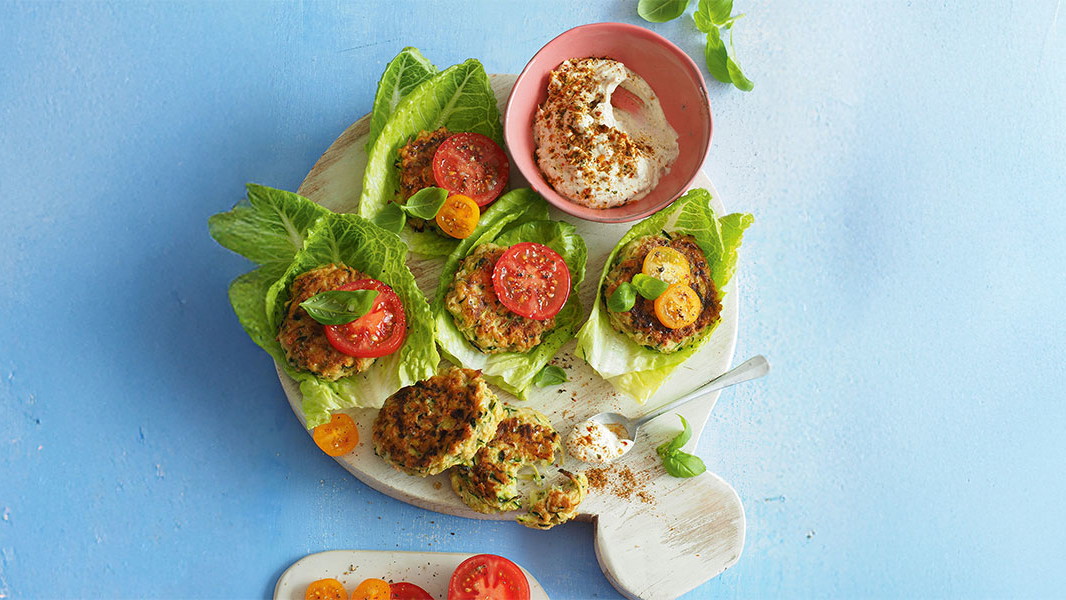 Image of Salat-Burger mit Zucchini-Pattys und würzigem Frischkäse-Joghurt-Dip