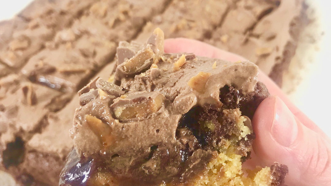 Image of Chocolate chip cookiekladdkaka med mjölkchokladfluff