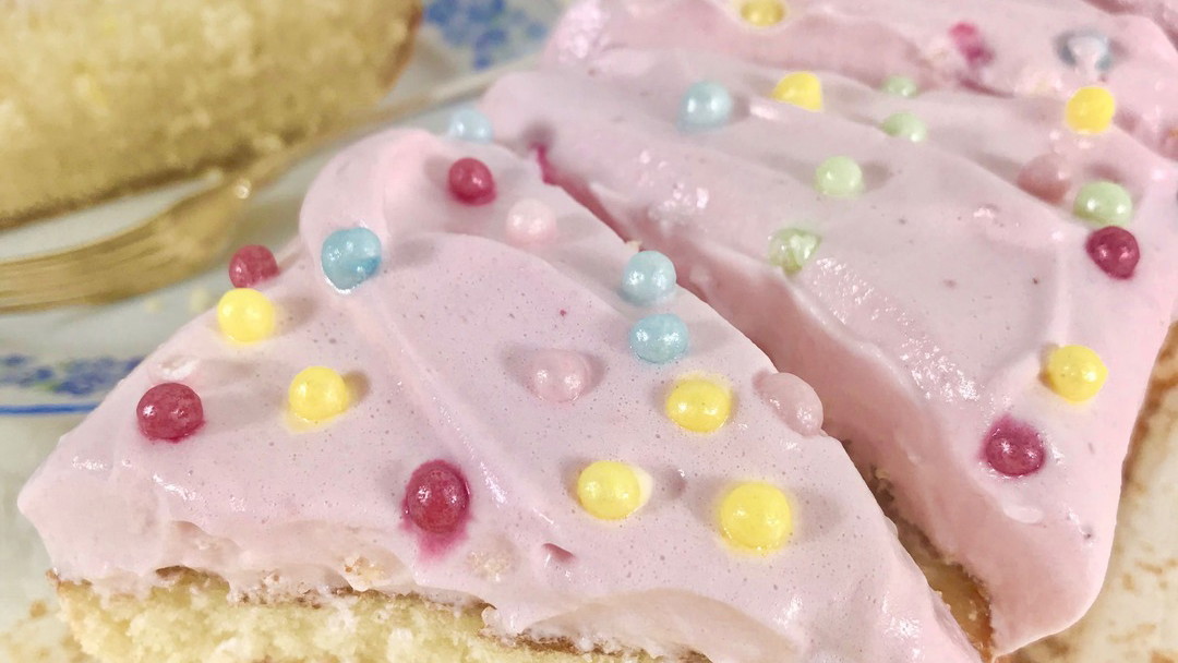 Image of Citronkaka med jordgubbsmarängfrosting