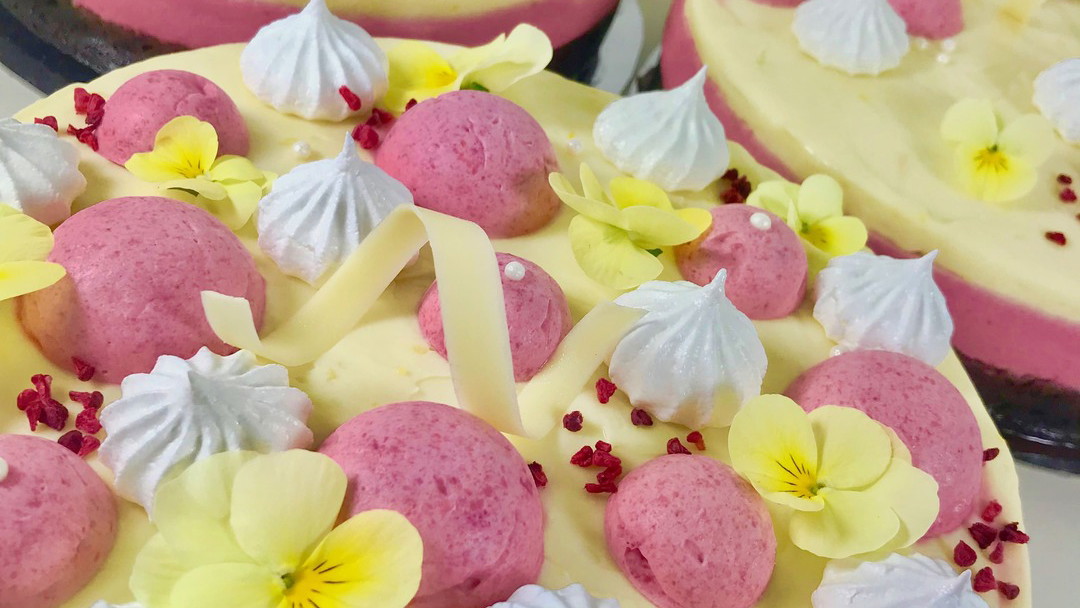 Image of Hallonmoussetårta med browniebotten och citronfrosting