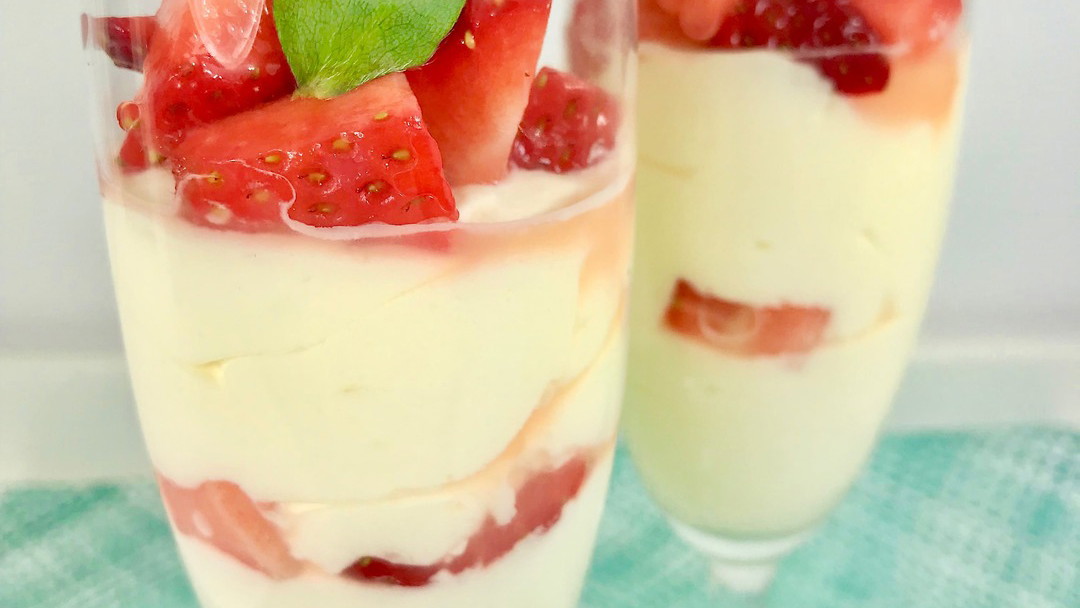 Image of Key lime kräm med marinerade jordgubbar