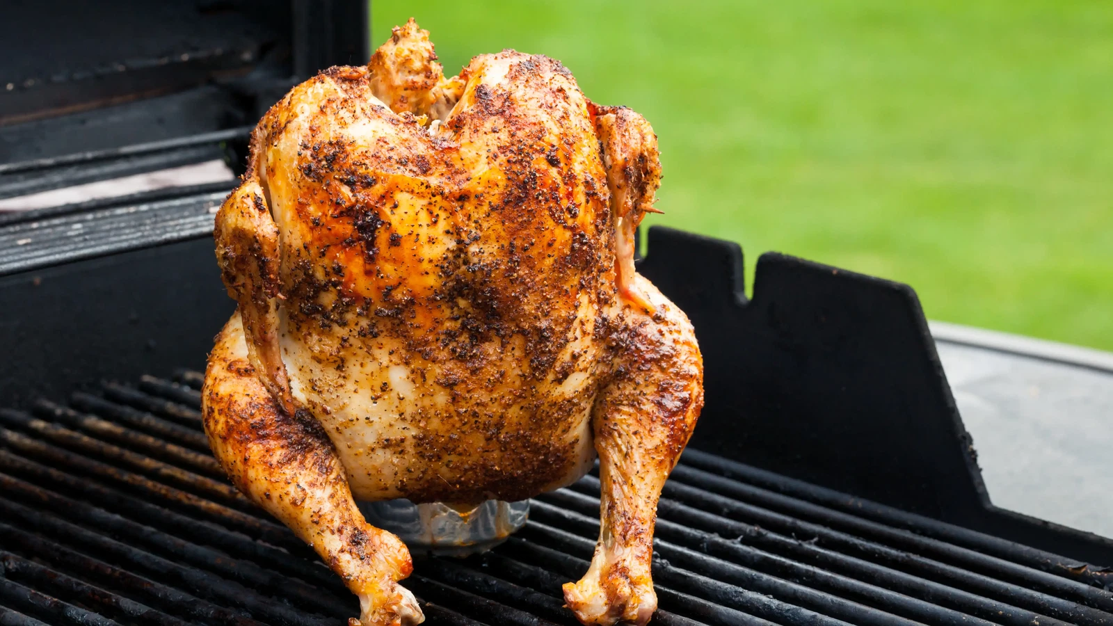 Image of Saftiges Beer-Can Chicken vom Grill