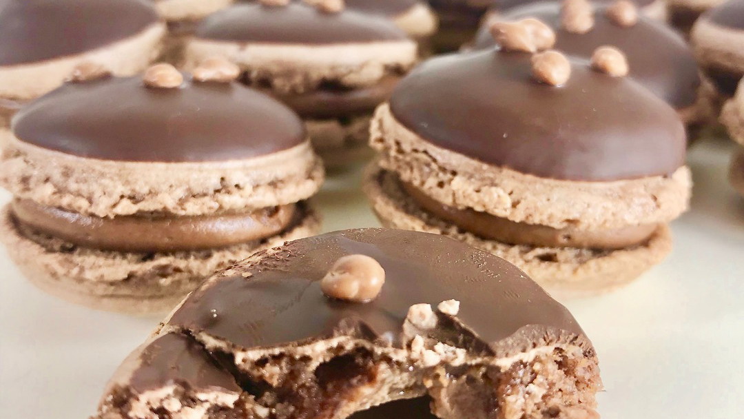 Image of Macarons deluxe med choklad och kolasås