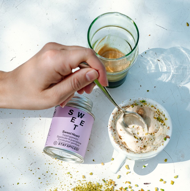 Image of Mit S! Sweet Heart Gewürz und gehackten Pistazien toppen und das perfekte Sommerdessert genießen!