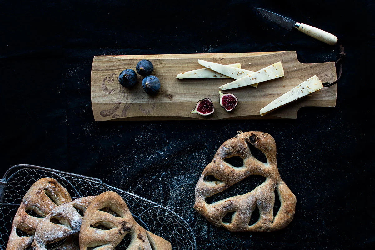 Fougasse com tâmaras e pistácios