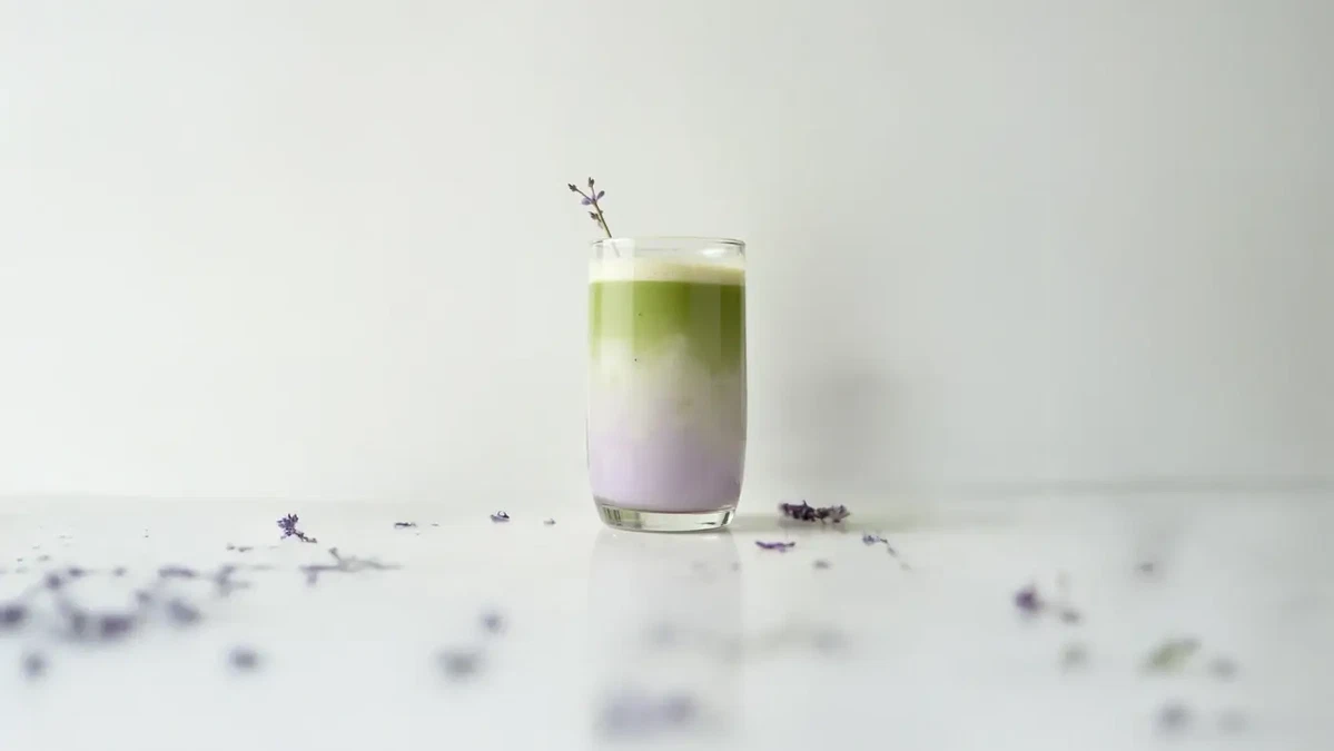 Latte de matcha con lavanda: la imitación viral de Starbucks