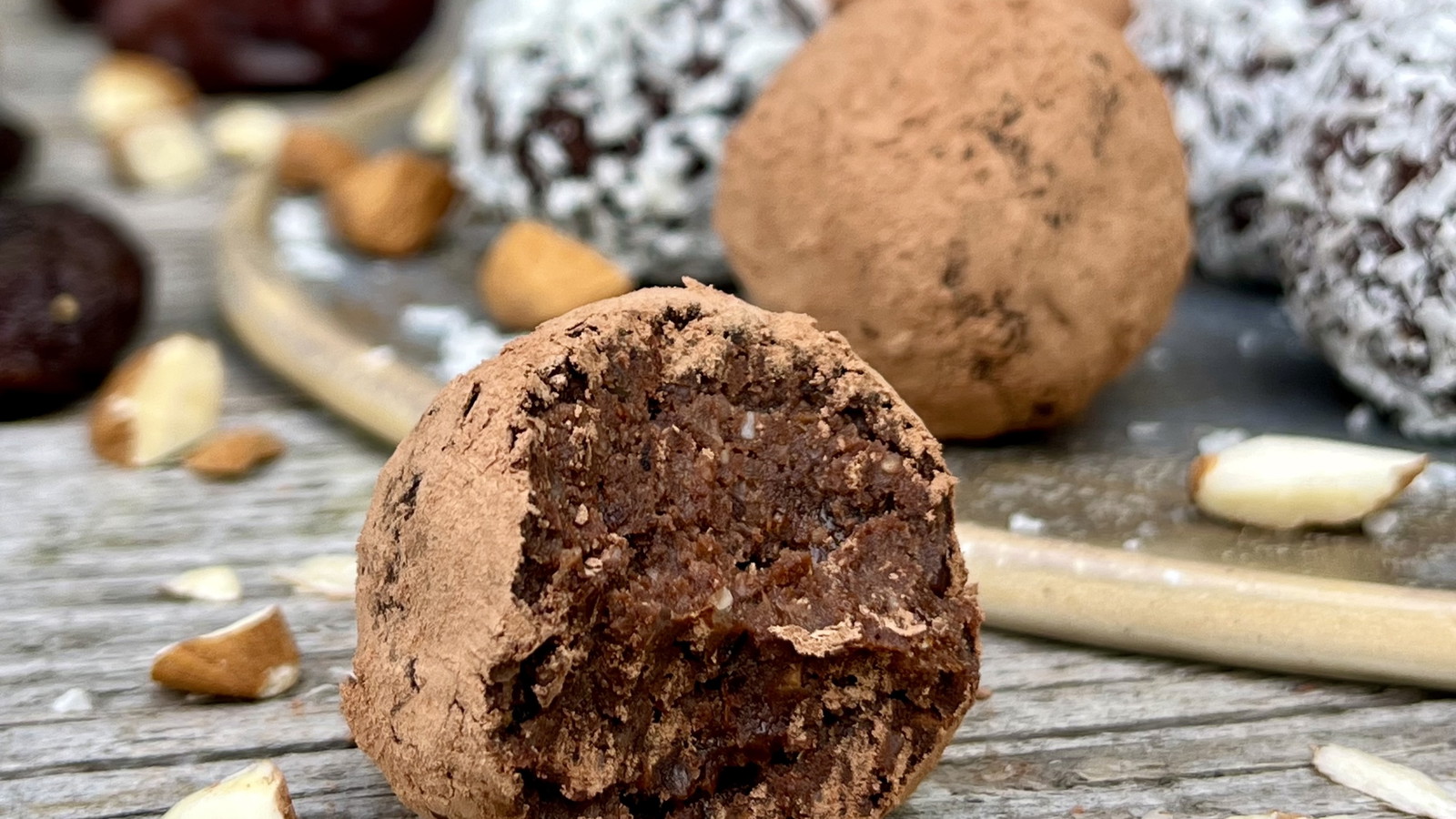 Image of Snack-kugler med sorte bønner | Dadelkugler med bønner