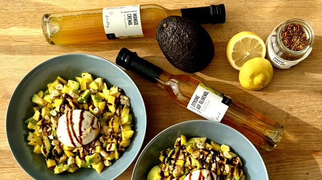 Image of Mango Avocado Salat mit Burrata & Mango-Zitronen Dressing