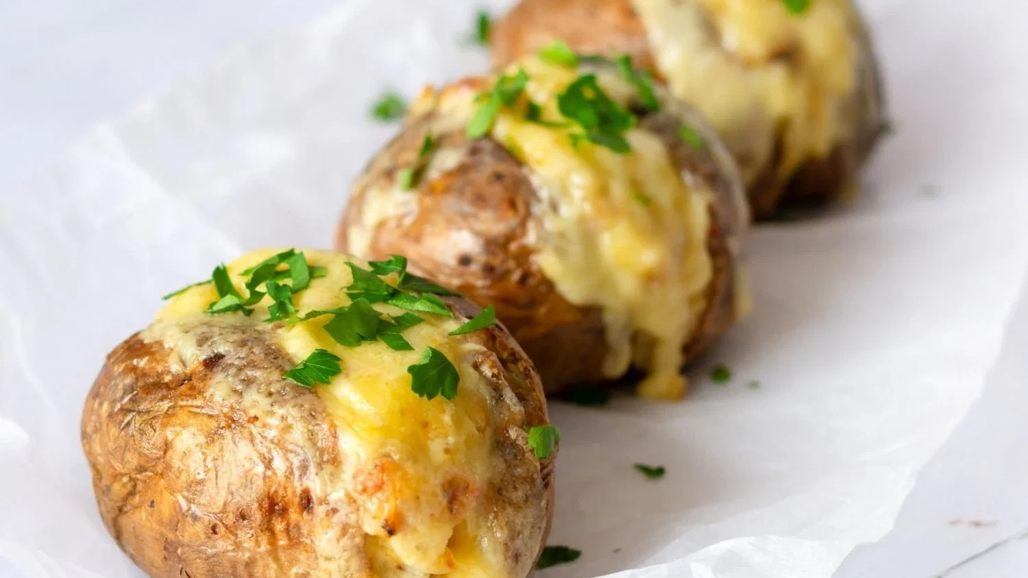 Image of Patatas asadas con queso y bacon (en freidora de aire)