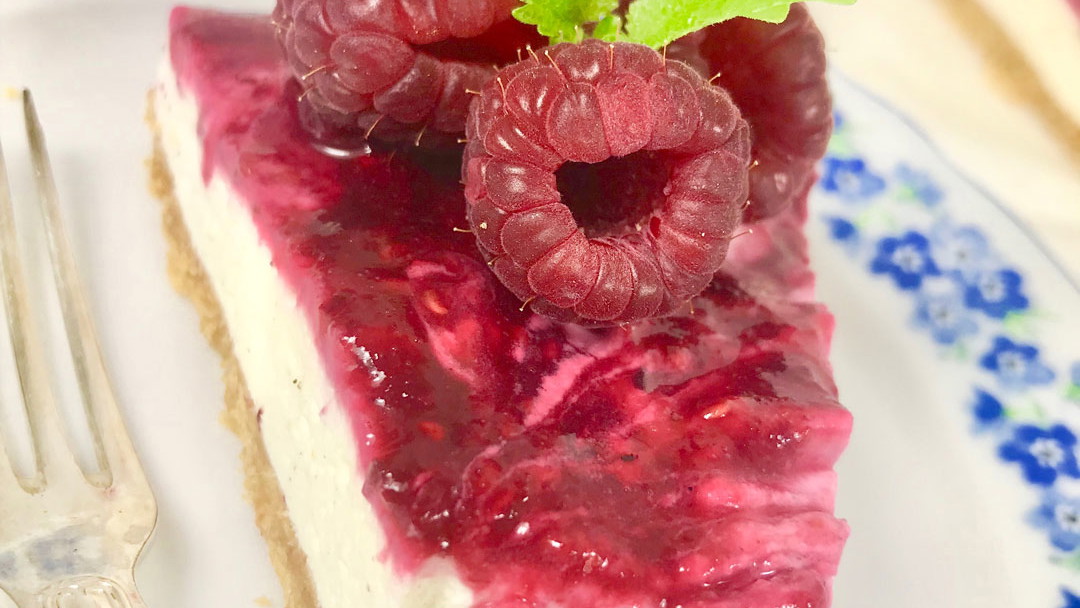 Image of Cheesecake med hallon- och blåbärsswirl (no bake)