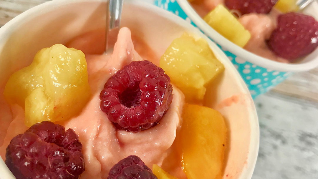 Image of Yoghurtglass med hallon, mango och ananas