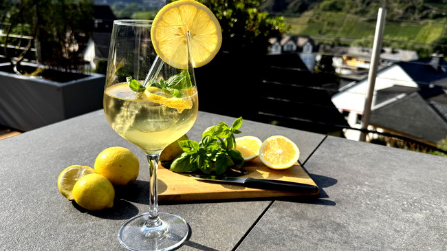 Image of alkoholfreier Cocktail: Zitrone-Basilikum Fizz