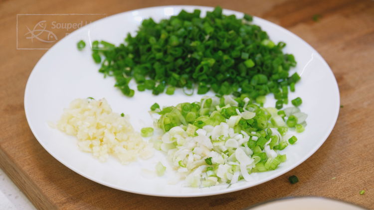Image of Dice 4 scallions and separate the white and green parts.