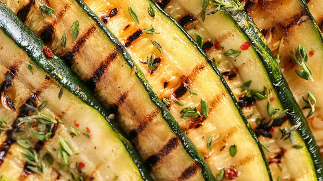 Courgettes grillées au Air Fryer, dorées et fondantes, zestes de citron et copeaux de parmesan