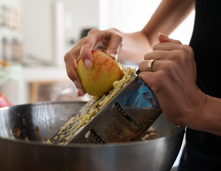 Image of 4️⃣ Prépare les pommes.Épluche, évide et tranche fin (2–3 mm)....