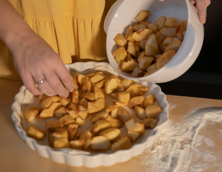 Image of 5️⃣ Monte la tarte.Étale une fine couche de compote sur...