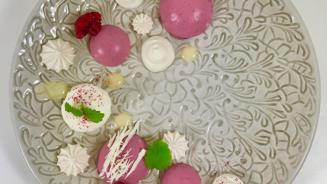 Image of Dessert med hallonpannacotta, citronmousse och flädermaränger