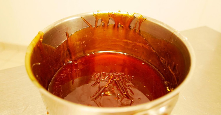 Image of 2️⃣ Fais le caramel à sec.Dans une poêle/moule à Tatin (fonte ou inox compatible four, Ø 24–26 cm), verse le sucre en fine couche. Laisse fondre sans remuer jusqu’à robe ambrée. Hors du feu, ajoute le beurre en dés (attention...