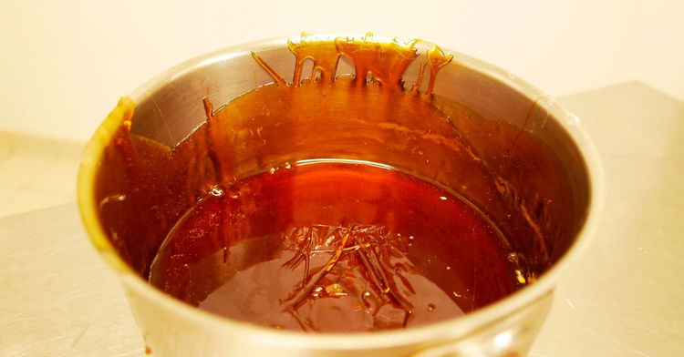 Image of 2️⃣ Fais le caramel à sec.Dans une poêle/moule à Tatin...