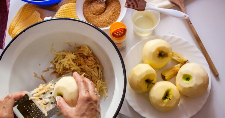 Image of 4️⃣ Confis les pommes.Remets sur feu moyen-doux 10–12 min, les pommes vont détendre et le caramel mousser. Arrose-les avec le caramel ; si tu utilises calvados/rhum, déglace hors du feu (petite cuillère seulement). Le jus doit être sirupeux.
