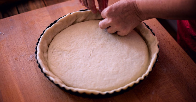 Image of 5️⃣ Coiffe de pâte.Pique légèrement le disque de pâte, pose-le sur les pommes brûlantes, rentre les bords dans la poêle (comme un drap rentré). Fais 2–3 micro-cheminées avec la pointe d’un couteau. 🔪🥧